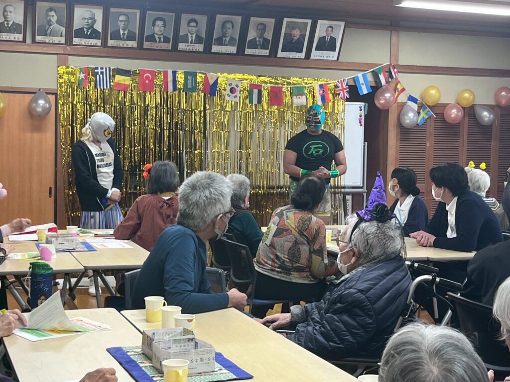 松山市の2箇所の施設へ訪問活動を行いました。